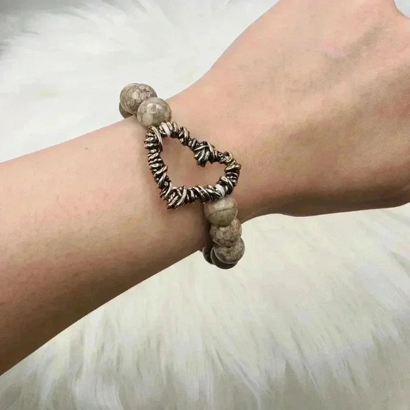 Delicate Stone Beads Hollow Heart Bracelet in Brown Gray - Picture 3 of 5